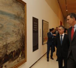 Su Majestad el Rey contempla una de las obras, en presencia del lehendakari del Gobierno Vasco